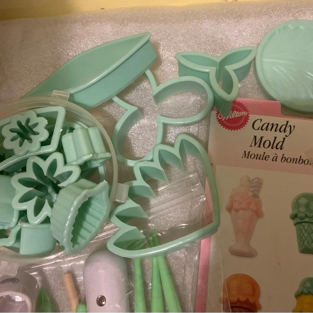 Cake decorating supplies